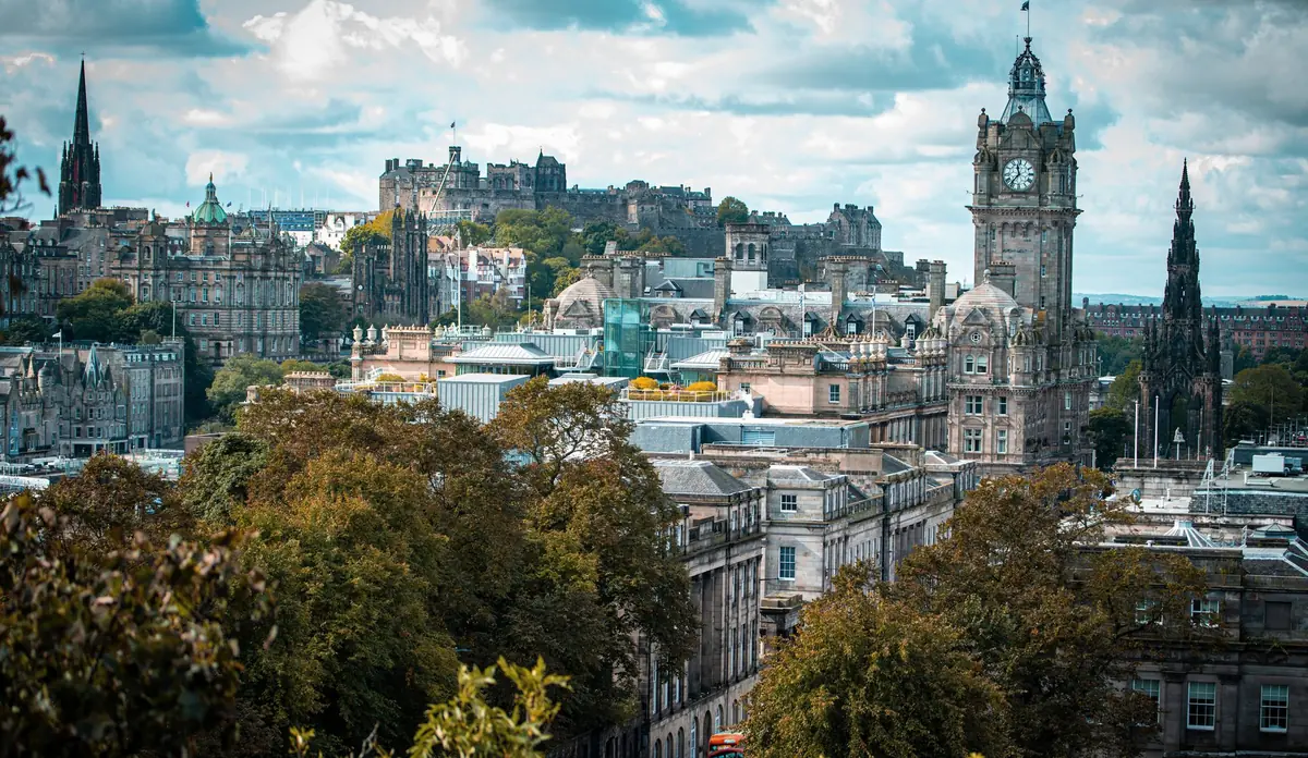 Il panorama di Edimburgo con il castello e la torre dell'orologio del Balmoral